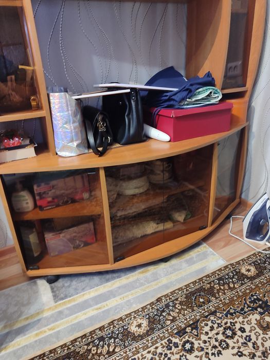 Стол, шкаф продаётся.