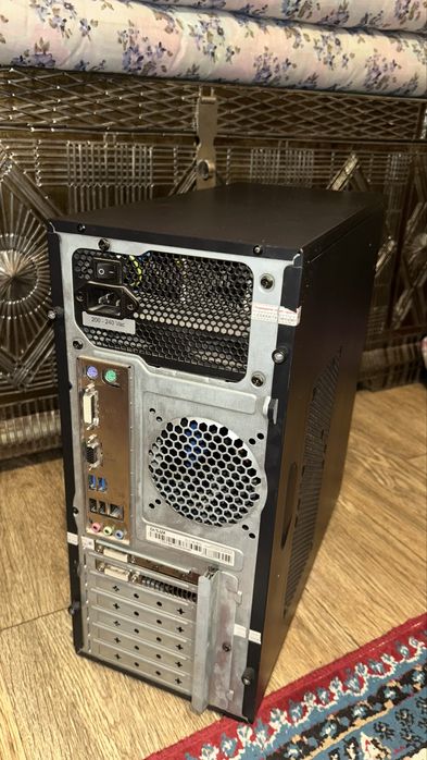 Компьютер и компьютерный стол