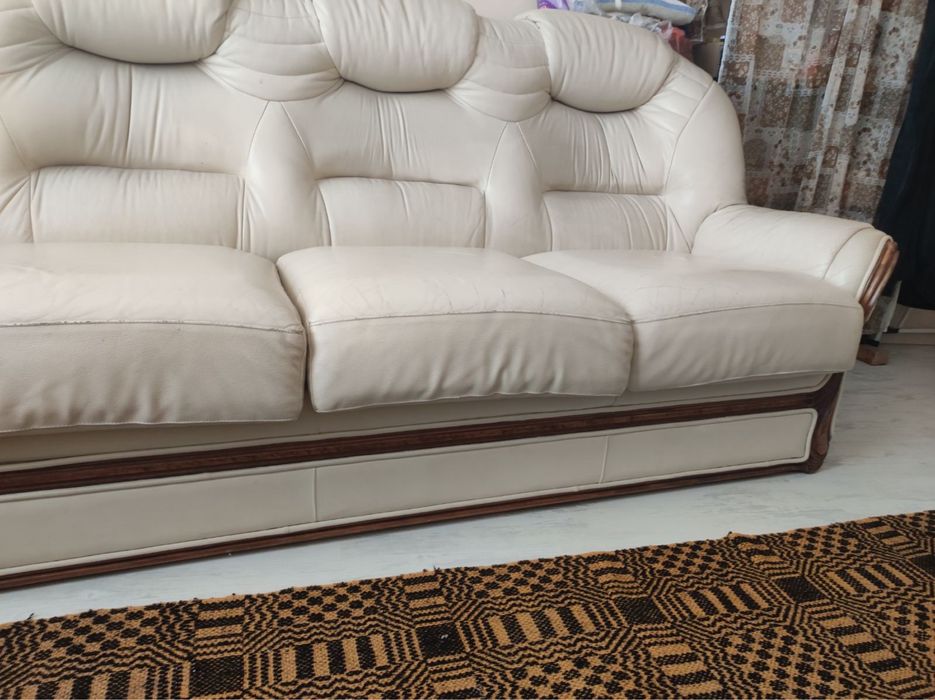 Кожен диван бял