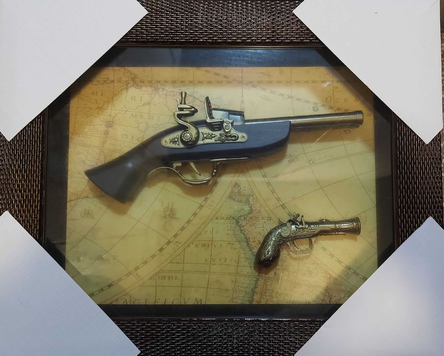 Tablou Panoplie arme 2 pistoale si harta