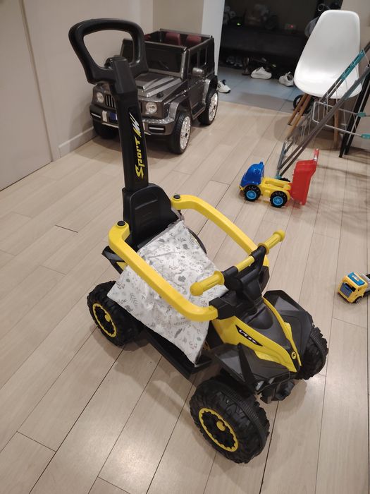 Детская машинка почти новая