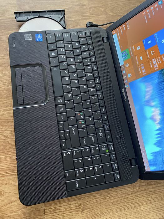 Laptop Toshiba Satellite Display 15,6 led,Windows 10 Pro 6gb ram,500gb memorie,perfect funcțional cu incarcator.Nu are bateria
