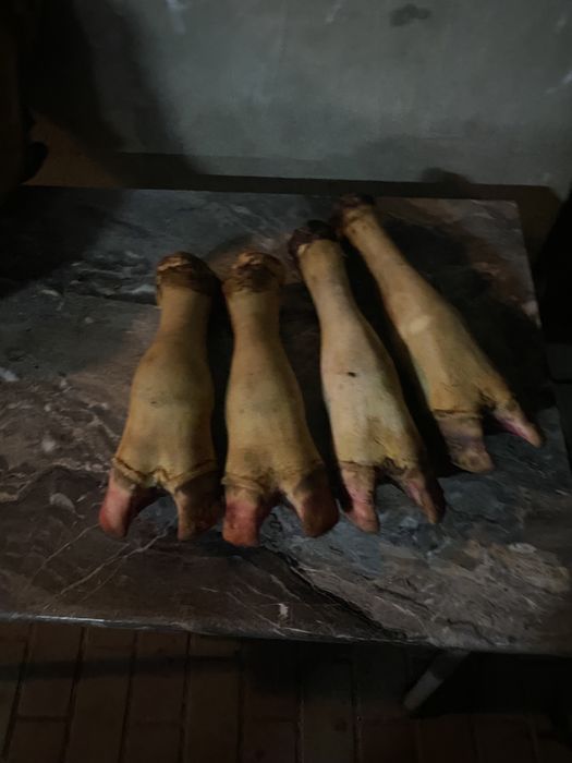 Голова ноги бычьи просмолинные помытые