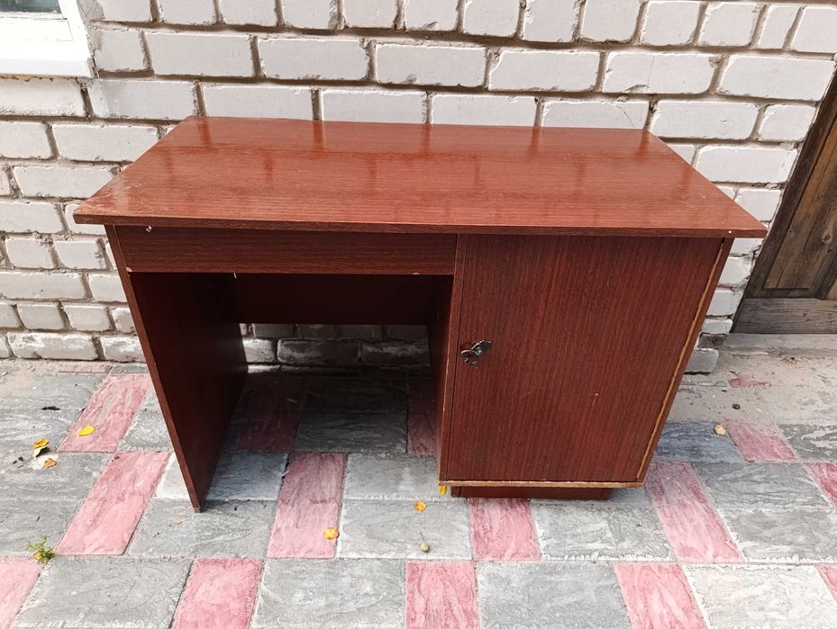 Стол письменный , в отличном состоянии