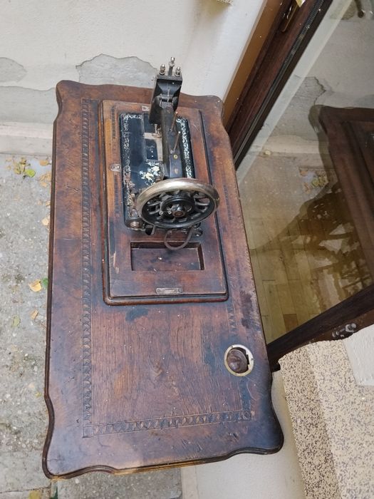 Mașina de cusut veche