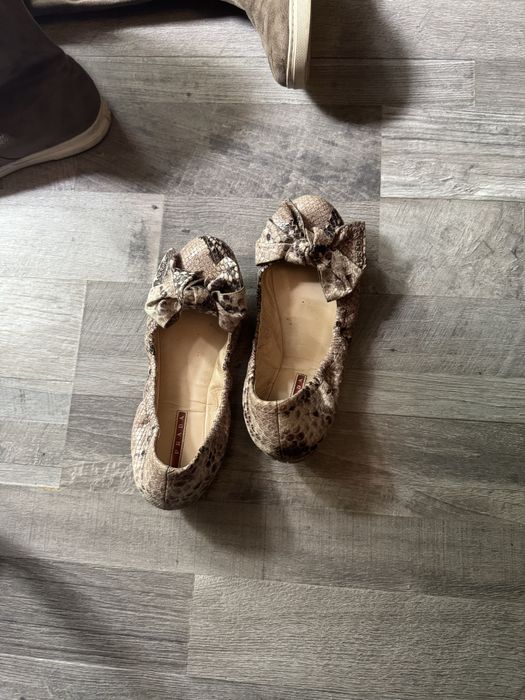 Обувки Prada носени