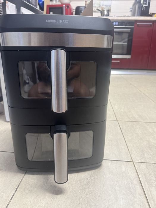 friteuza cu aer cald Gourmetmaxx FryUp XL cu design vertical și cameră dublă, având o capacitate totală de 12 litri.