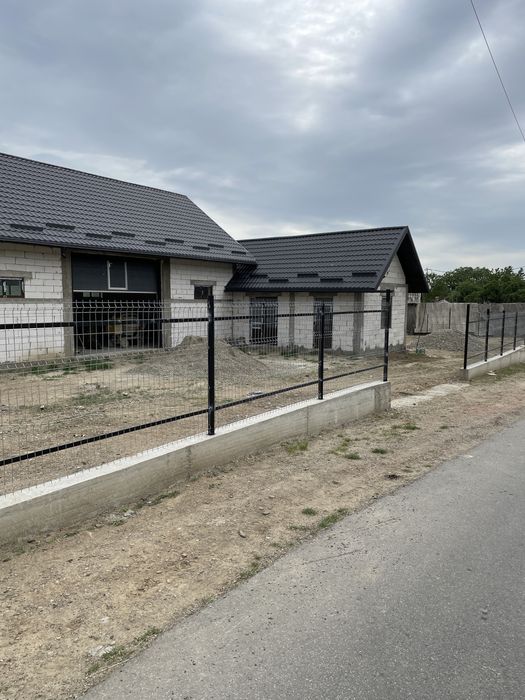 Vând teren cu hală mare
