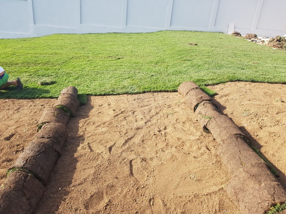 Pamant de umplutura si chisai de gazonare la masina de 3 mc