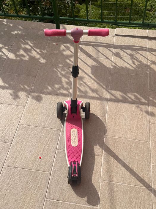 Детска тротинетка-светещи колела