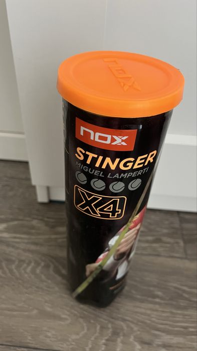 Vând tuburi mingi de padel noi, sigilate. Disponibile mai multe bucăți: NOX Stinger X4 Miguel Lamperti (4 mingi/tub) și Dunlop Padel Competition