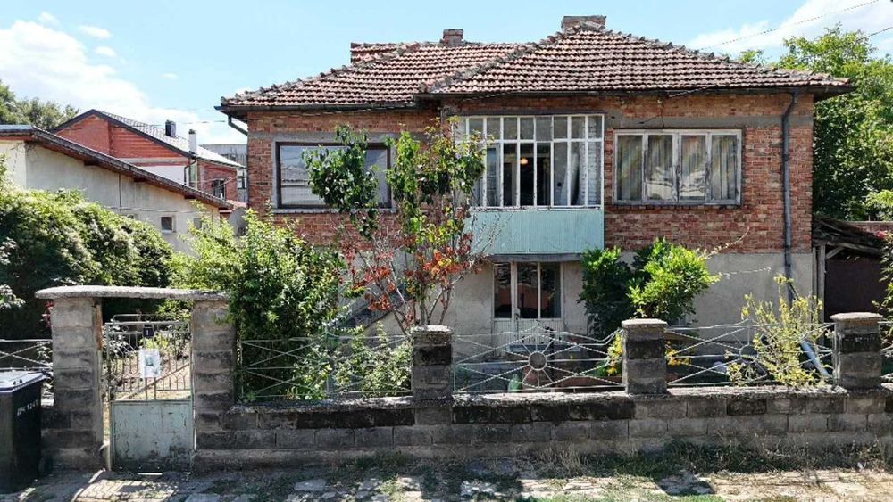 Продавам двуетажна къща