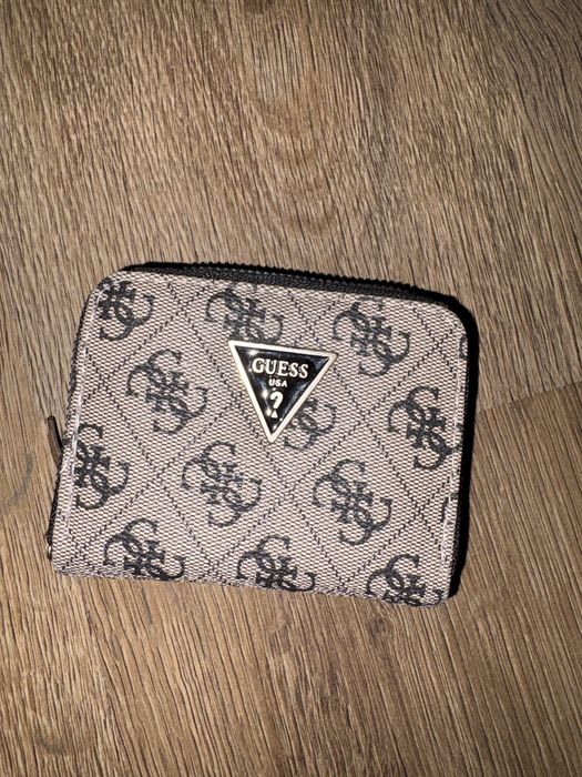 Чанта и портмоне Guess