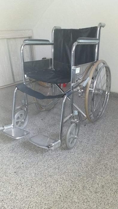 Scaun cu rotile pentru persoane cu dizabilitati pliabil