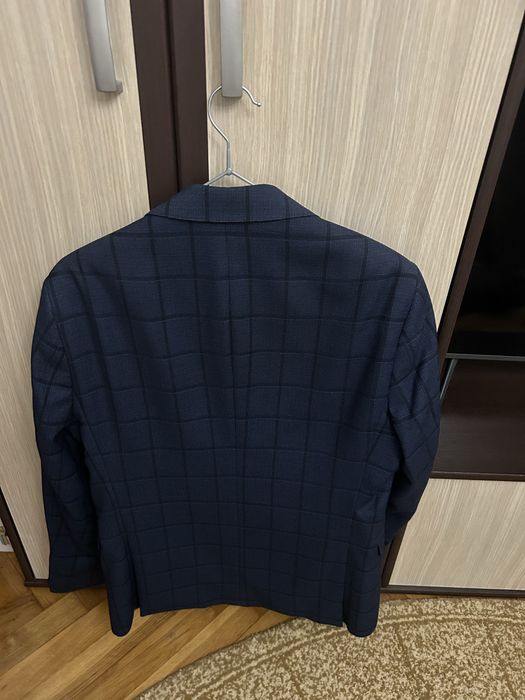 Vând costum marimea m