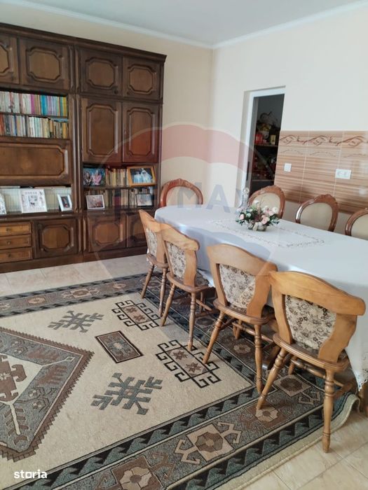 Casă individuală, teren 3275 mp, 6 camere, livadǎ cu pomi fructiferi