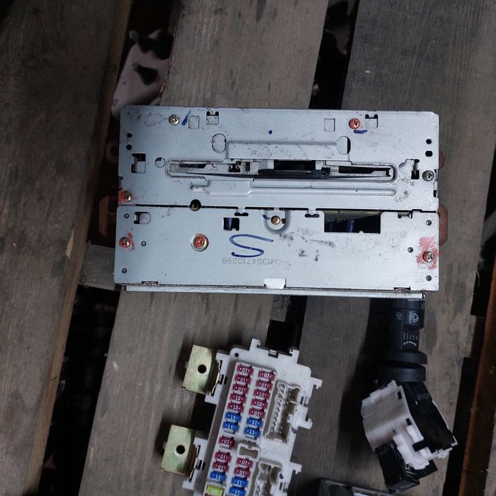 На Nissan блоки электроники.