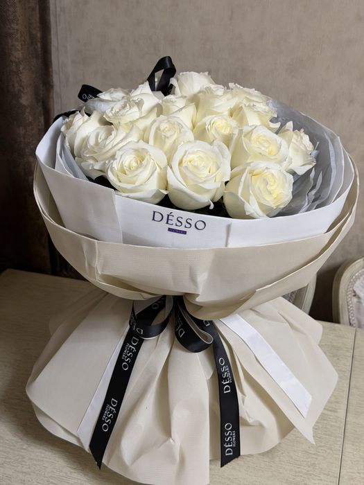 Шикарный букет белых роз