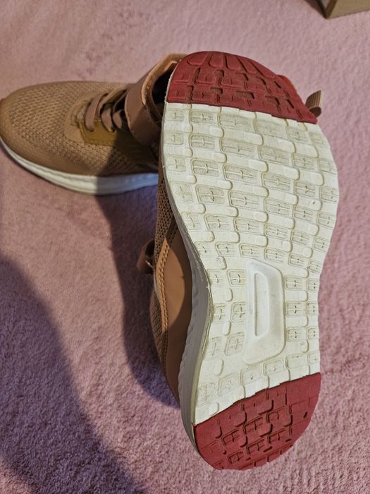 Запазени обувки за момиче