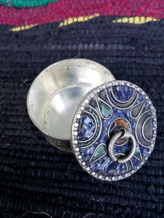 Малка Кутийка с Цветен Емайл