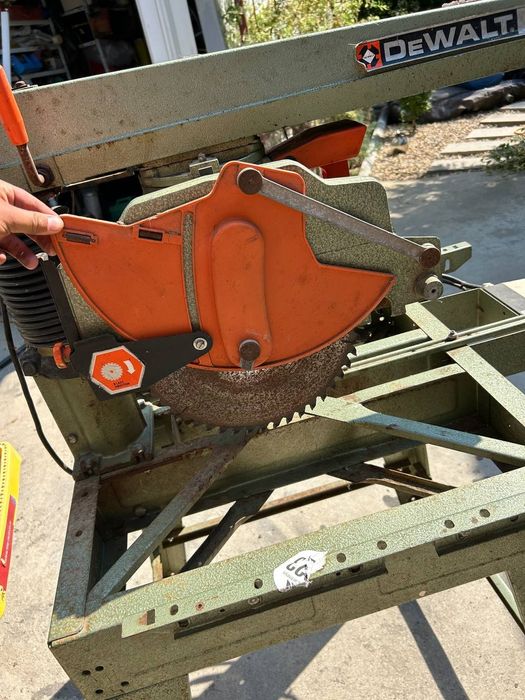 Радиален циркуляр DEWALT DW8001 деволт 220 волта