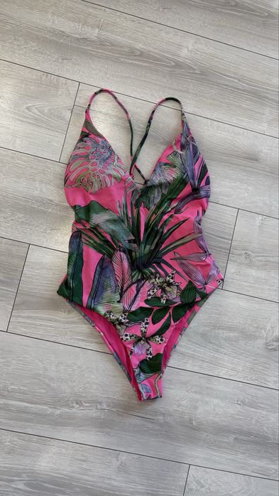 Красив Цял бански с подплънки и кръстосан гръб