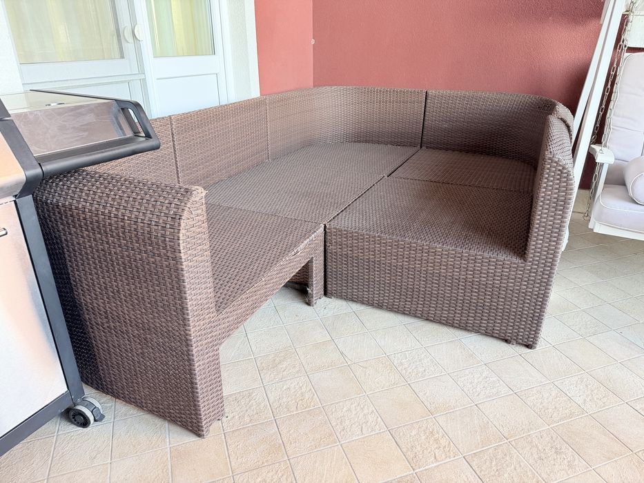 Set exterior: masa+6scaune+canapea(PERNE ALBE)+masuta cafea+sezlong