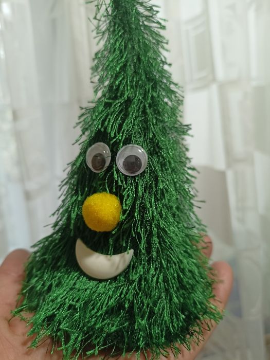 Ёлочки для вашего дома , одно из ниток сделанна руками , одна поющая