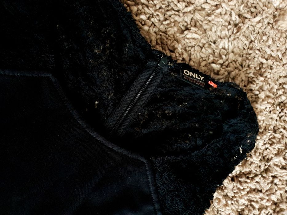 Rochita only cu dantela