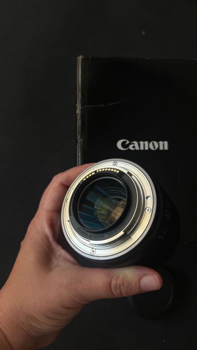 Canon RF 35mm f/1.8 Macro IS STM