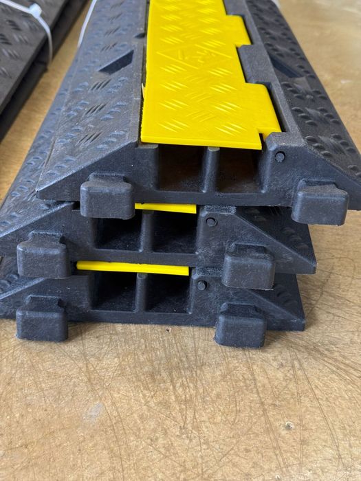 Cable cross cu doua canale ( pat cabluri )