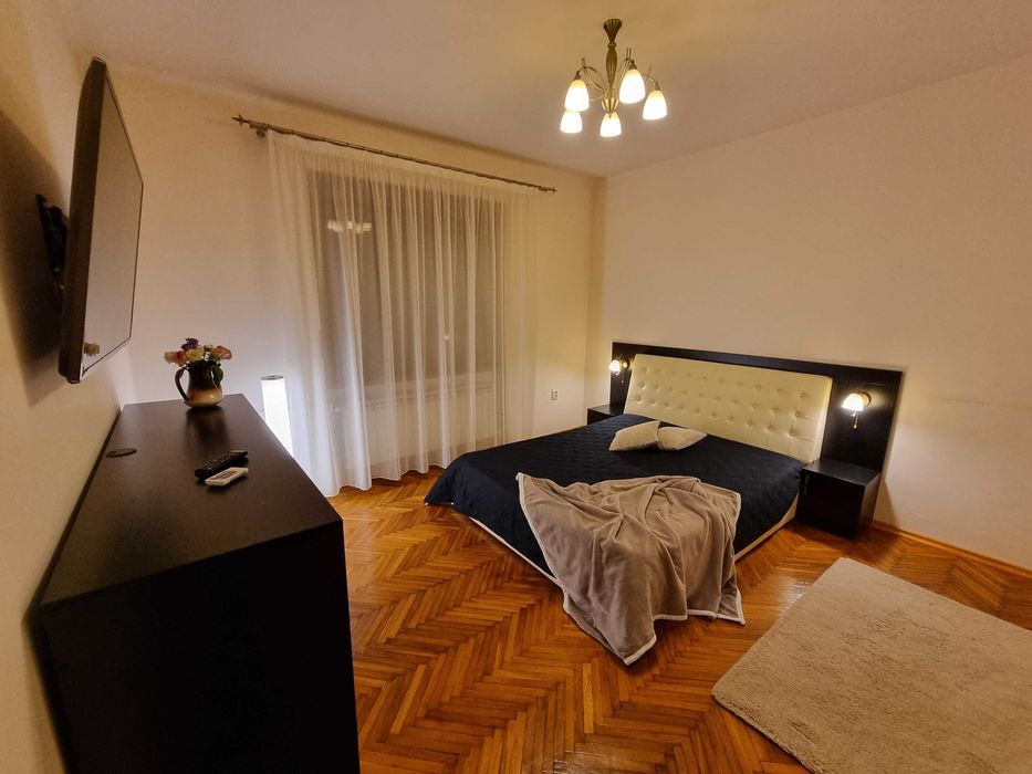 Comoda TV cu dulapuri, sertare si rafturi
