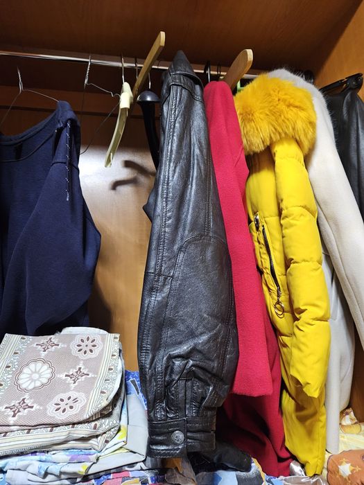 Vand mobila pt dormitor