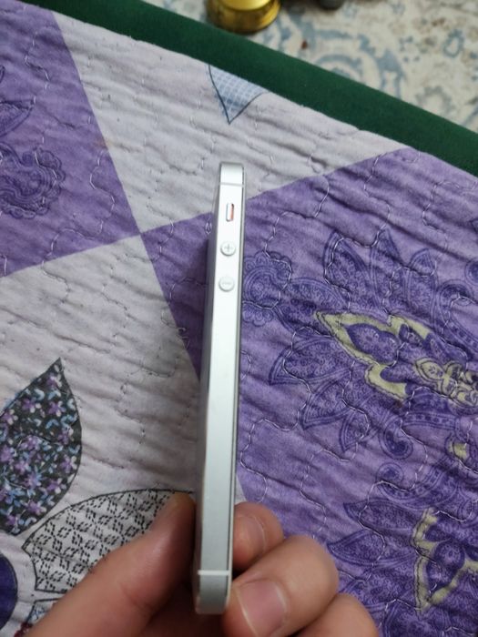 Продам iPhone 5s (золотой)