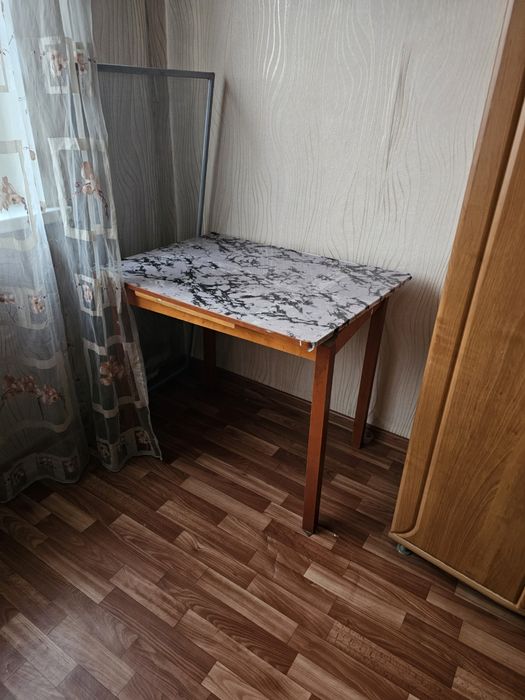 Отдам стол за плитку шоколада