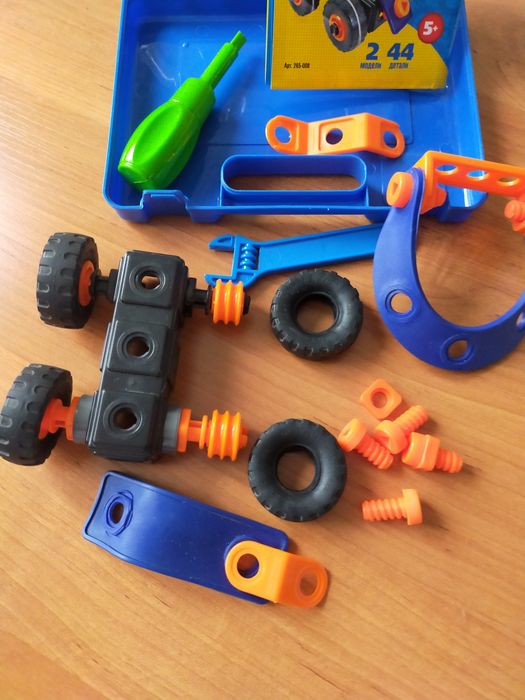 Игрушки Конструктор "Трекеры"