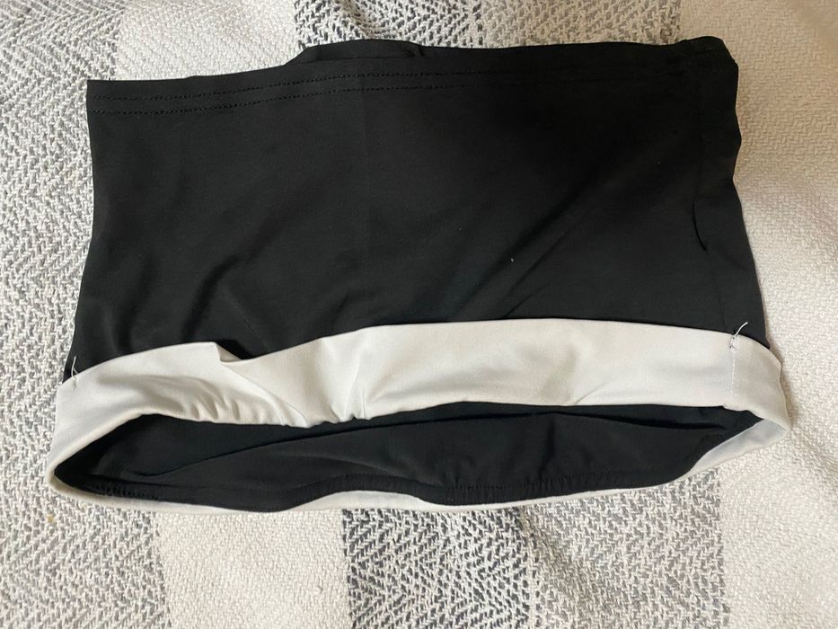 Бюстие черно с бял кант