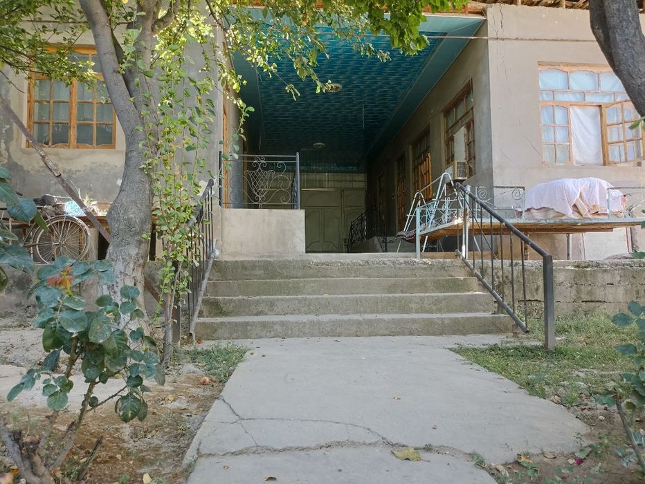 Chiroqchi Markazida uy sotiladi . Uzbekiston kuchasi