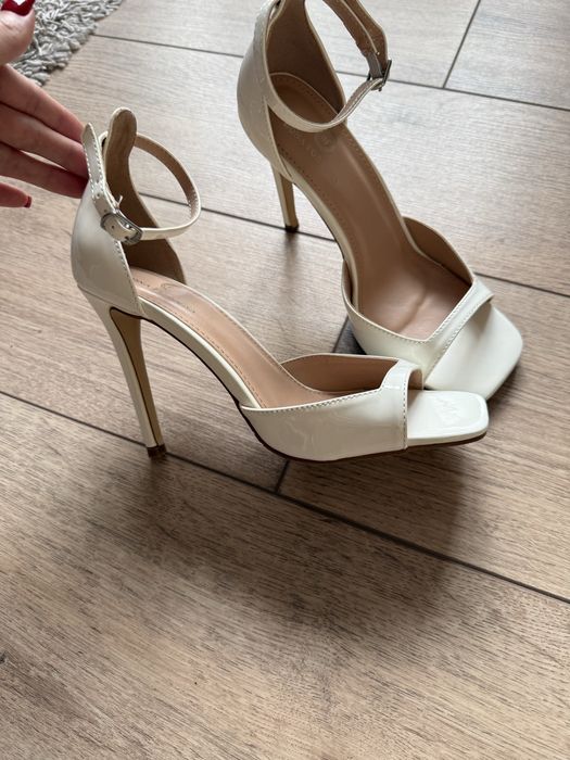 Босоножки на каблуках