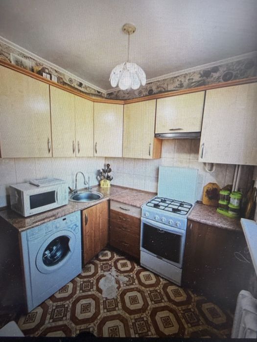 Продам 2ком квартиру . Цертр. Не угловая