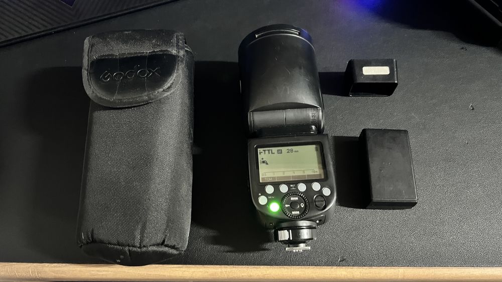 Blit Godox V1 Nikon cu 2 baterii incluse