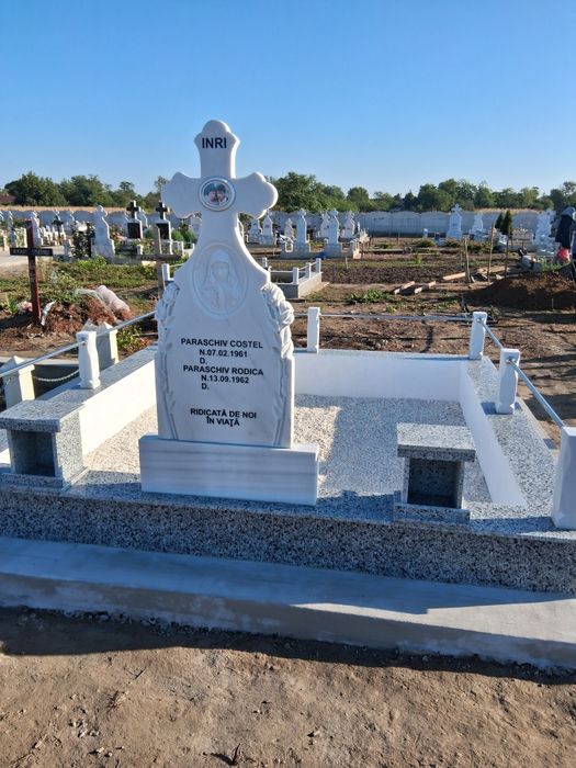 Monumente funerare...