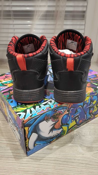 Продавам високи маратонки APG