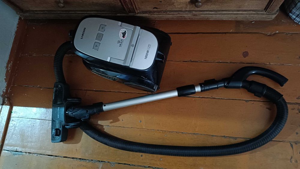 Пылесос Samsung.  1800W  HEPA фильтр