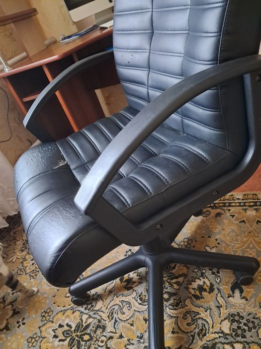 Продам стол компьютерный и кресло