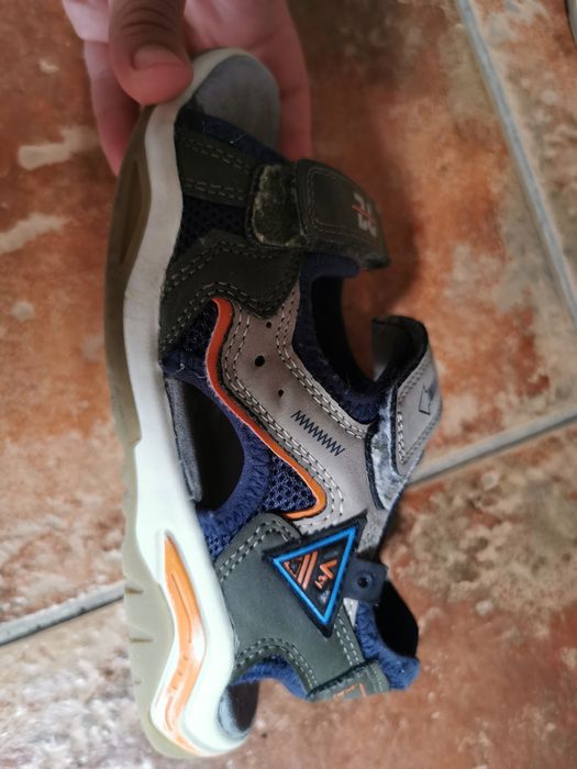 Sandale copii, comode, cu arici – stare bună