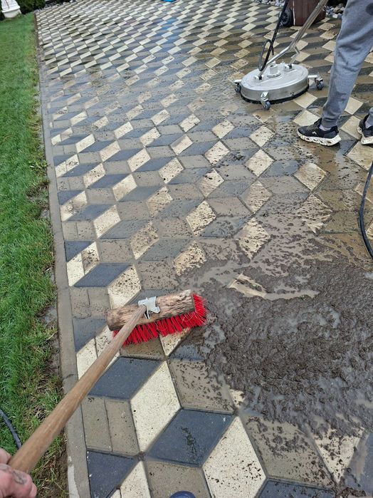 Oferim servicii de curatat pavaje cu masini de curatat sub presiune de apa