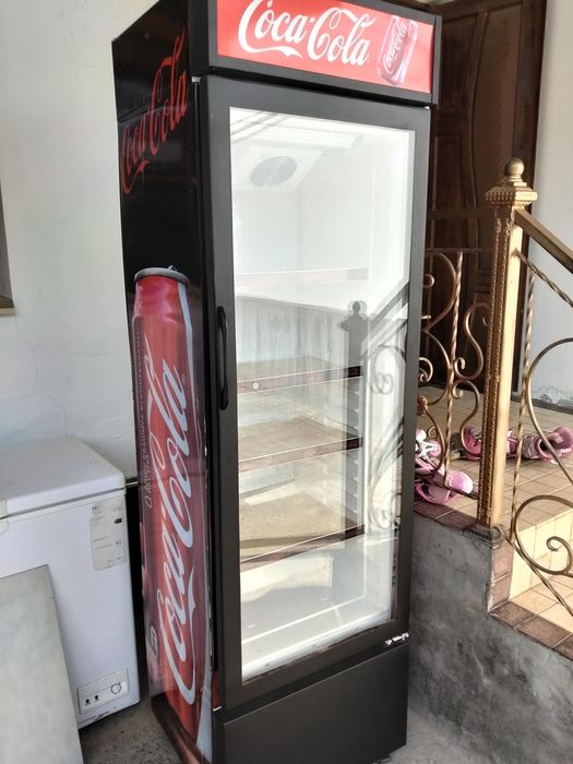 Ветрина холодильник сотилади.