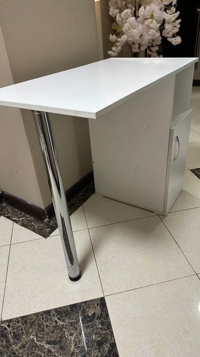 Маникюрный столик