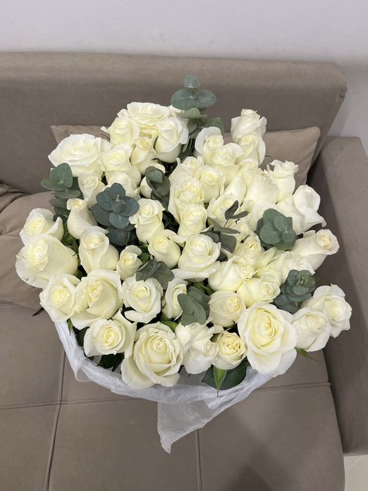 продам цветы 51 роза в корзине